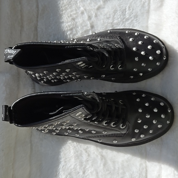 Studded Dr Marten Boots Unisex - Picture 4 of 4